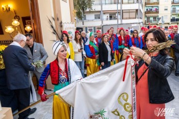Rosario Bañón colocando el corbatín a la nueva bandera de los Musulmanes por su 75 aniversario | Nando Verdú. 