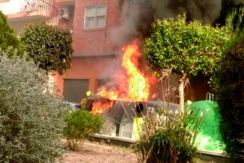 Arden más contenedores en Elda