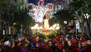 San Antón procesionó arropado por cientos de personas | Jesús Cruces.