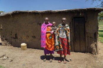 Imagen de dos de las viudas en Kenia.