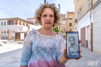 Montse Rico muestra la imagen de su abuelo, Pedro Rico | Nando Verdú.