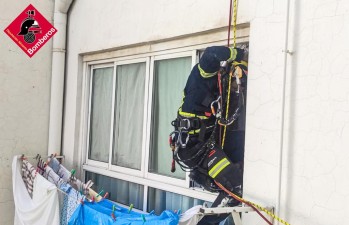 El bombero entrando a la vivienda de la mujer por el patio interior del edificio. 