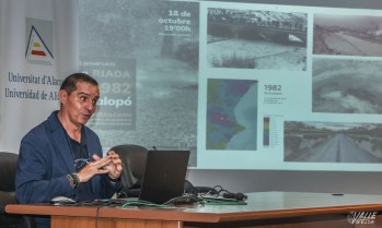 El catedrático y director del Laboratorio de climatología de la Universidad de Alicante, Jorge Olcina Cantos, durante la conferencia | J.C.