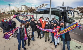 La afición ha marchado con ilusión para apoyar a los jugadores y disfrutar del partido | J.C.