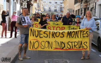 La manifestación se hizo oír a lo largo de varias calles de Elda | Ismael Cruces.