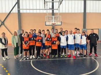 El equipo de Petrer y el de Alicante posaron juntos.