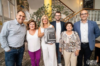 Responsables de la revista con las autoridades y con Concha Navarro| Nando Verdú. 