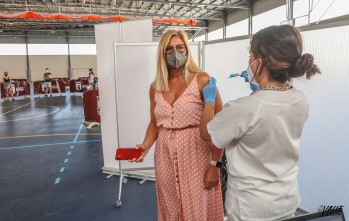 Irene Navarro recibiendo la segunda dosis contra la Covid-19