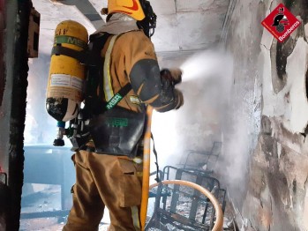 Imagen de los bomberos en el interior de la nave.