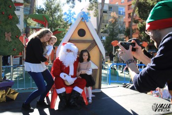Papá Noel ha saludado a los niños eldenses durante toda la mañana.