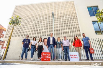 Parte de la candidatura socialista ante el nuevo consultorio del barrio Virgen de la Cabeza.