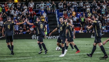 Los jugadores del Eldense celebran el tanto del empate | J.C.