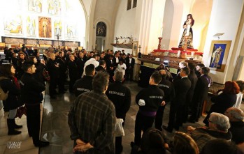 Un centenar de personas se han reunido en torno a la imagen tras el anuncio de la suspensión del traslado | Jesús Cruces.
