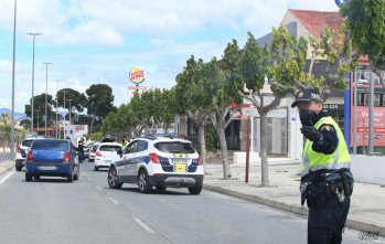 Control de la Policía Local de Petrer en la avenida del Mediterráneo.