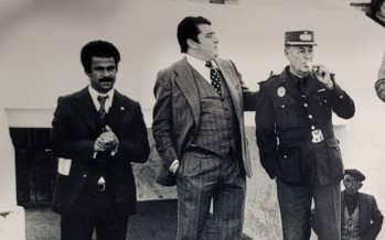 De izquierda a derecha, Cayetano Re, Francisco Pérez, y un policía municipal | Foto Carlson.