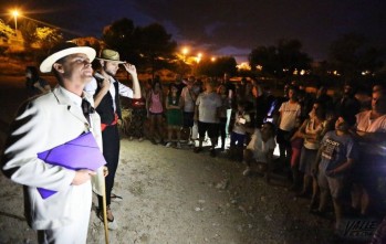 Alberto Rodríguez, en primer término, participó en una ruta teatralizada con Carasses este verano | Jesús Cruces.