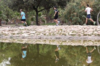 Imagen de archivo de unos deportistas en los Jardines del Vinalopó.
