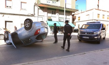 El vehículo ha volcado por el golpe.