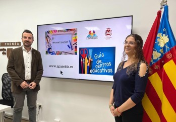 El edil de Educación, Fernando Gómez, y la vicepresidenta de la Agrupación local de AMPAS, Raquel Cerdá, han presentado la guía en rueda de prensa. 