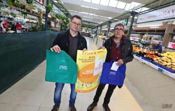 El Mercado Central y el de San Francisco repartirán 6.000 bolsas reutilizables