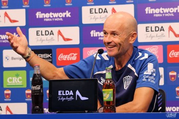 El entrenador en la rueda de prensa previa al inicio de la temporada | Marta Maestre.