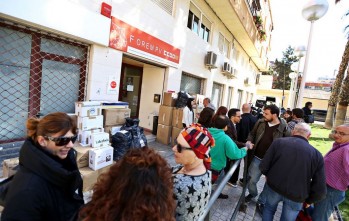 Cientos de personas se han acercado a los puntos de recogida para donar productos | Jesús Cruces.
