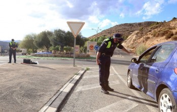 La Policía Local hace controles a las salidas y entradas del núcleo.