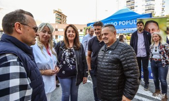 La diputada autonómica junto a la senadora eldense Adela Pedrosa y el candidato local Paco Sánchez.