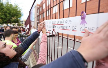 Los alumnos han pegado carteles para visibilizar su rechazo | Jesús Cruces.