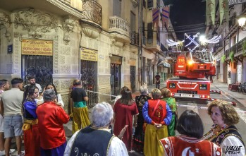 Los Bomberos acudieron anoche a esta calle.