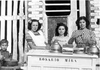 El carrito de Rosario Mira junto a la Plaza Sagasta, delante de lo que luego sería la tienda de Duver.