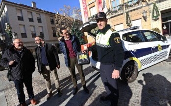 Elda dota a la Policía Local con tres desfibriladores para emergencias