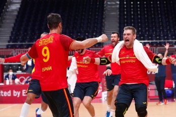 Gedeón Guardiola celebrando con sus compañeros de equipo la victoria en el estadio de Yoyogi. Foto de la Real Federación Española de Balonmano