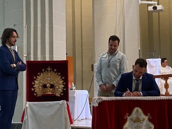 La corona entregada por los hermanos de la Soledad, Álvaro Romero y José Lizán. 