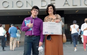 El joven junto a su profesora en Alicante.