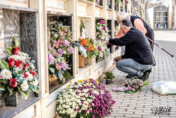 Las familias han acudido a los tres cementerios | Nando Verdú.