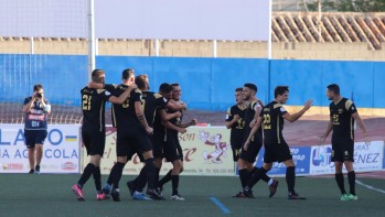 Los jugadores del Eldense celebran el tanto logrado por Pablo García | UDS Rocy Hellín.