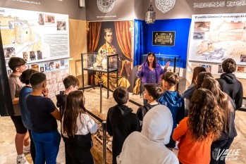 Los alumnos visitan la exposición sobre el Castillo montada por Valle de Elda | Nando Verdú.