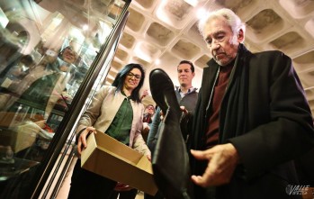 Sacristán ha donado las botas al Museo del Calzado | Jesús Cruces.