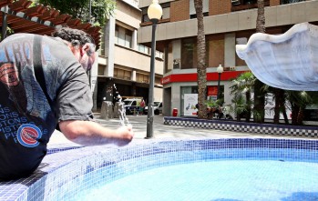 Un vecino se refresca en la la Plaza Sagasta | Jesús Cruces