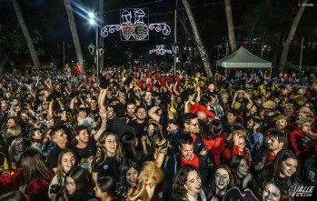 En la Entrada de Bandas los festeros lucen ropa de calle y distintivos de cada comparsa.