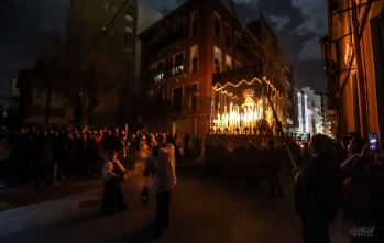 Cientos de personas llenaron las calles del casco histórico para presenciar e paso de las imágenes.