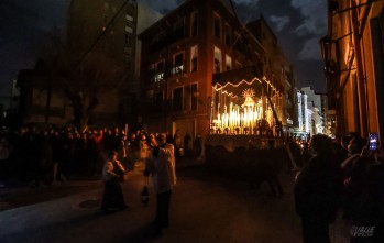 Cientos de personas llenaron las calles del casco histórico para presenciar e paso de las imágenes.