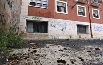 Los vecinos miran desde su ventana con resignación este dantesco paisaje | Jesús Cruces.