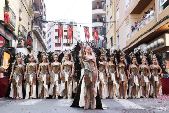 Los festeros desfilaron con alegría | Marta Maestre.