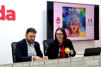 Carlos Vicente y la edil de Educación, María Gisbert, han presentado la guía | M.M. 
