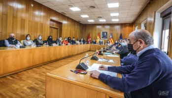 El presidente de AJYPE, Hipólito Amat, ha defendido la moción de mejorar la atención a los mayores en las entidades bancarias | J.C.