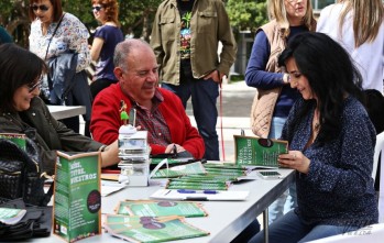 Los escritores han charlado con los eldenses y han firmado libros | Jesús Cruces.
