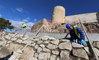 El castillo lucirá el antemural a partir de los próximos meses | Jesús Cruces.