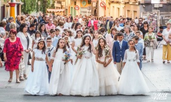 Alrededor de 40 niños que han tomado la Primera Comunión participaron en la procesión | J.C.